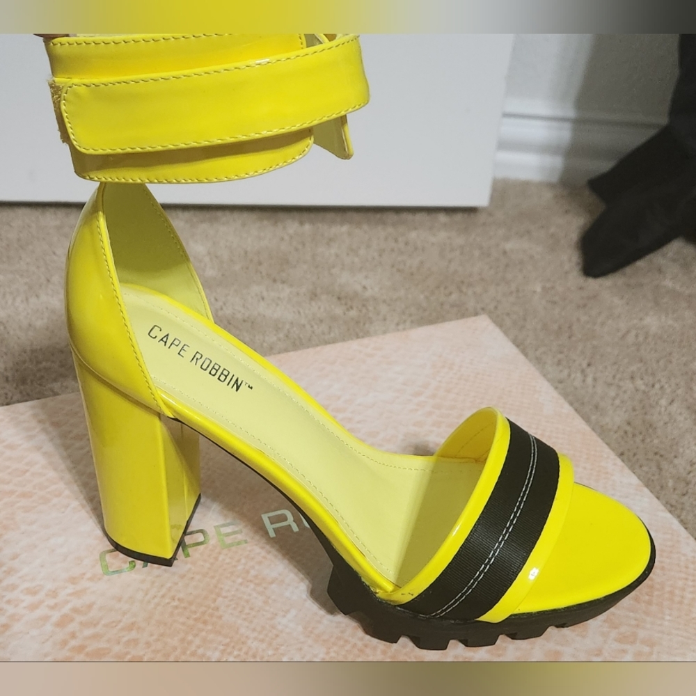 AKIRA YELLOW AND BLACK REVENGER HEELS SZ 10-(NWT)